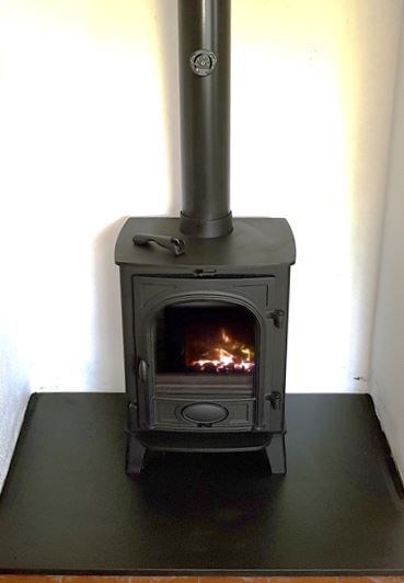 Multifuel Fuel Freestanding Stove with rendered chamber and granite hearth