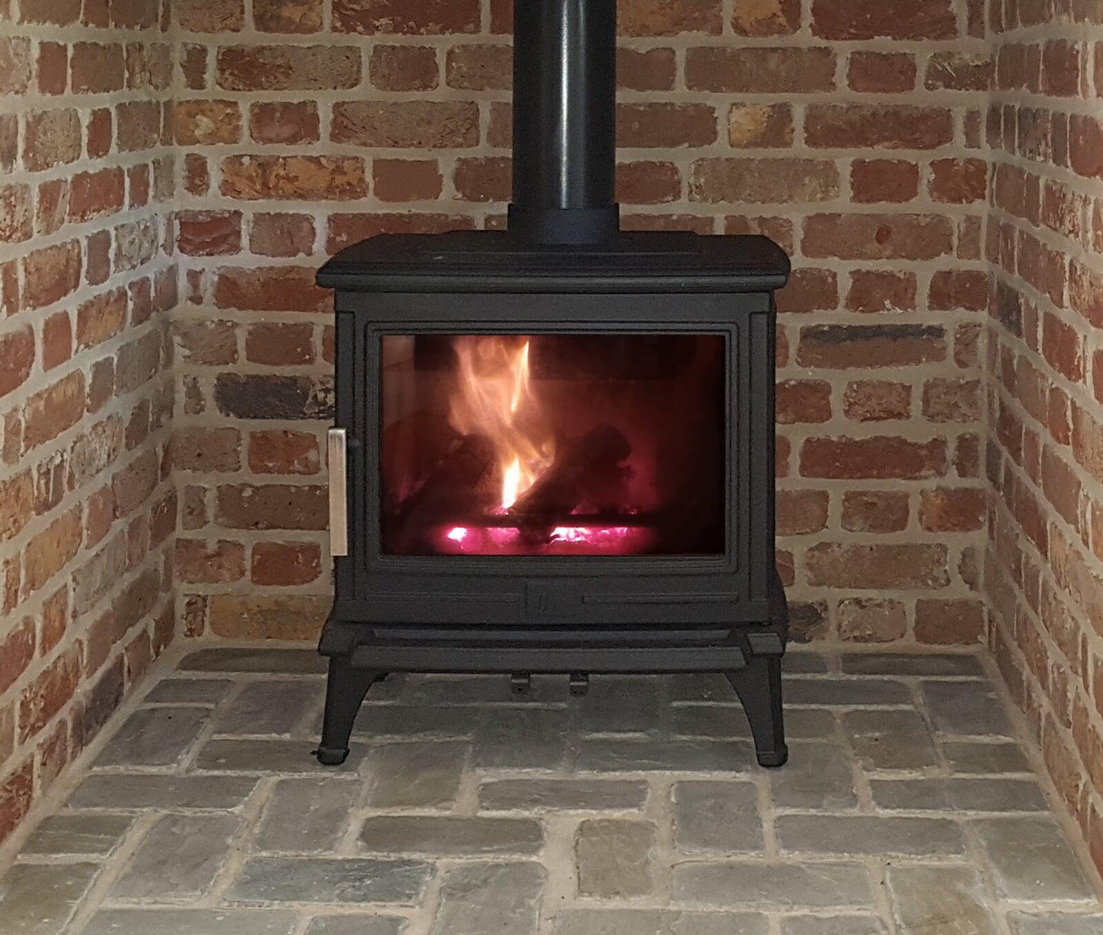 Multifuel Fuel Freestanding Stove with brick chamber and hearth