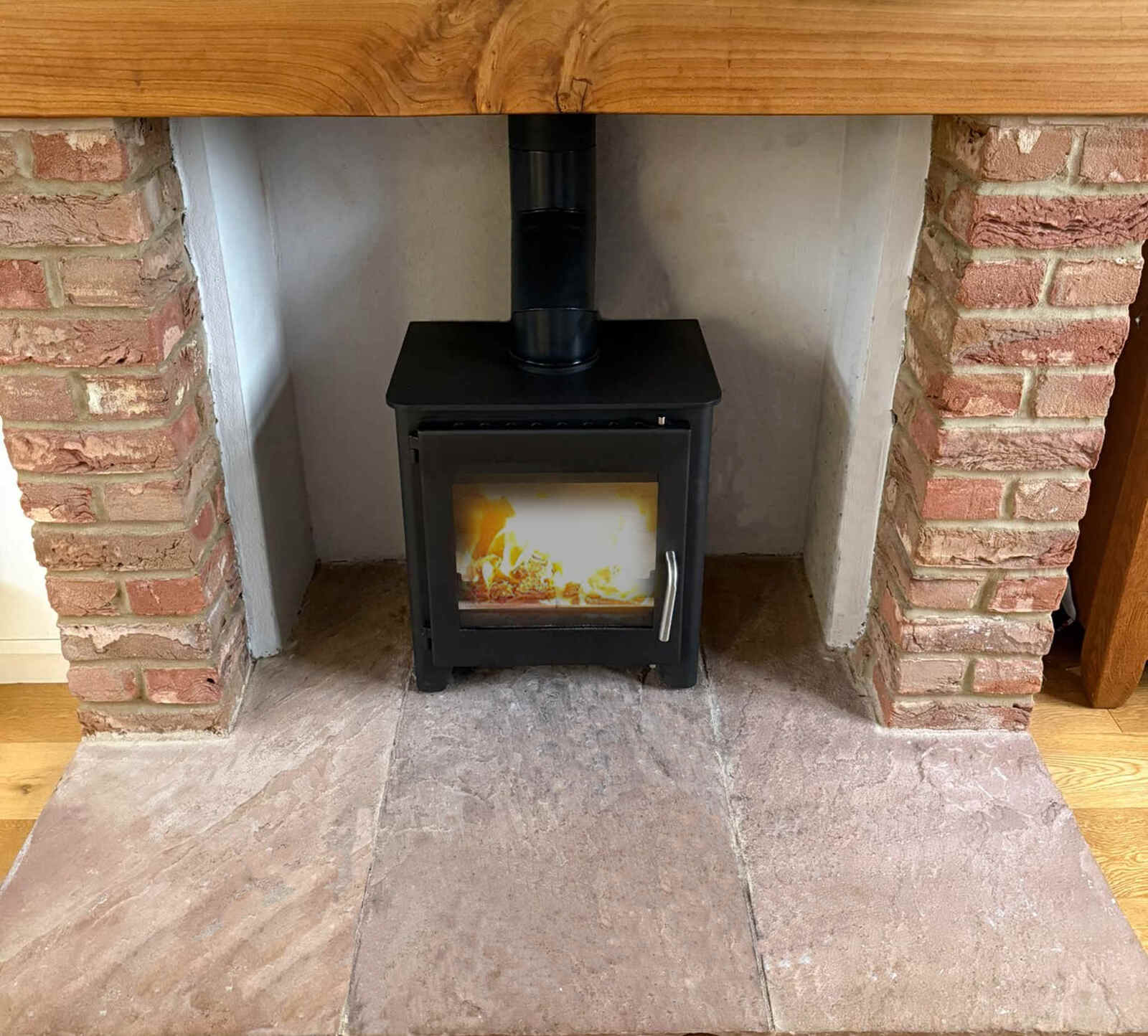 Multifuel Fuel Freestanding Stove with rendered chamber and sandstone hearth